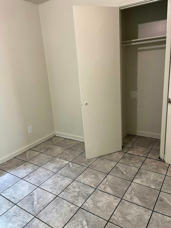 Building Photo - 819 Rosedale Dr
