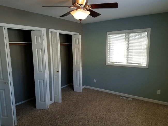 Building Photo - 1006 Valley View Dr