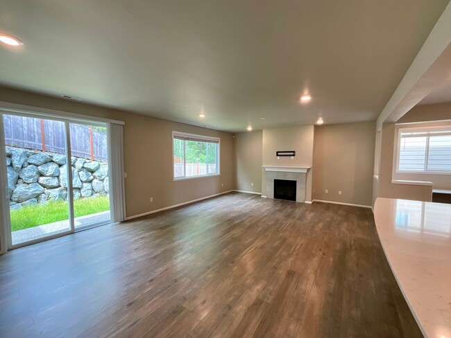 Building Photo - Beautiful and Modern 4-Bedroom Home with S...