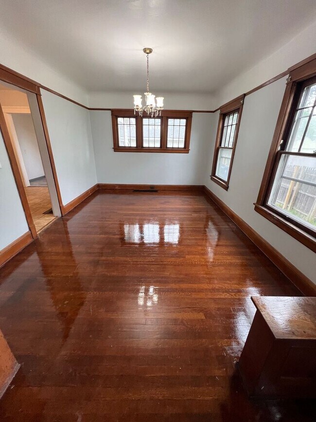 Building Photo - Fully Renovated 4 Bed Home in Cleveland He...