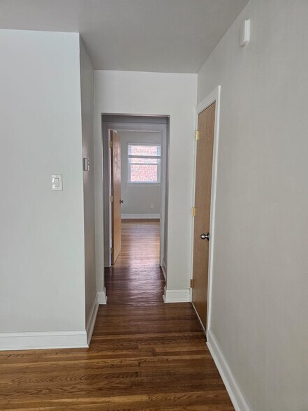 Building Photo - 31 St Albans Ave