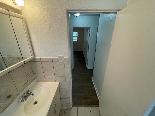 Building Photo - Charming 3-Bedroom Home with 1 Bath and 1-...