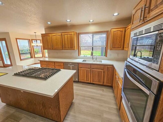 Building Photo - Spaceous newly remodeled 5 bedroom 3 bath ...