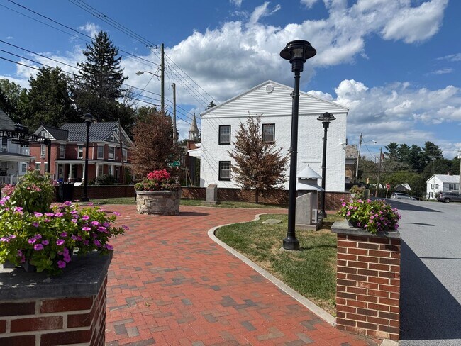 Building Photo - Renovated Apartments on Main Street in Myersville