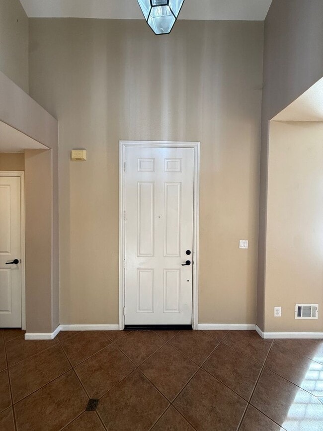 Building Photo - Beautiful Large Two Story Home is Centrall...