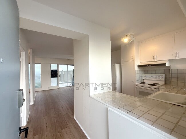 Building Photo - PLEASE VIEW FULL AD FOR DETAILS* $995 1ST MONTH! FANTASTIC! 1 BD / 1 BA / 1 PK | UH MANOA | UNIVE...