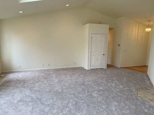 Building Photo - Beautiful 3 bedroom 2 bath house in Cottage Grove!