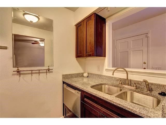 Building Photo - cute 1-1 3rd floor, UT bus across the street nice balcony