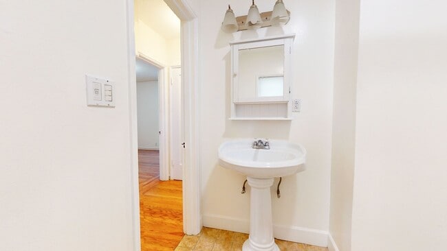 Building Photo - Charming 2 Bedroom Oakland Unit!