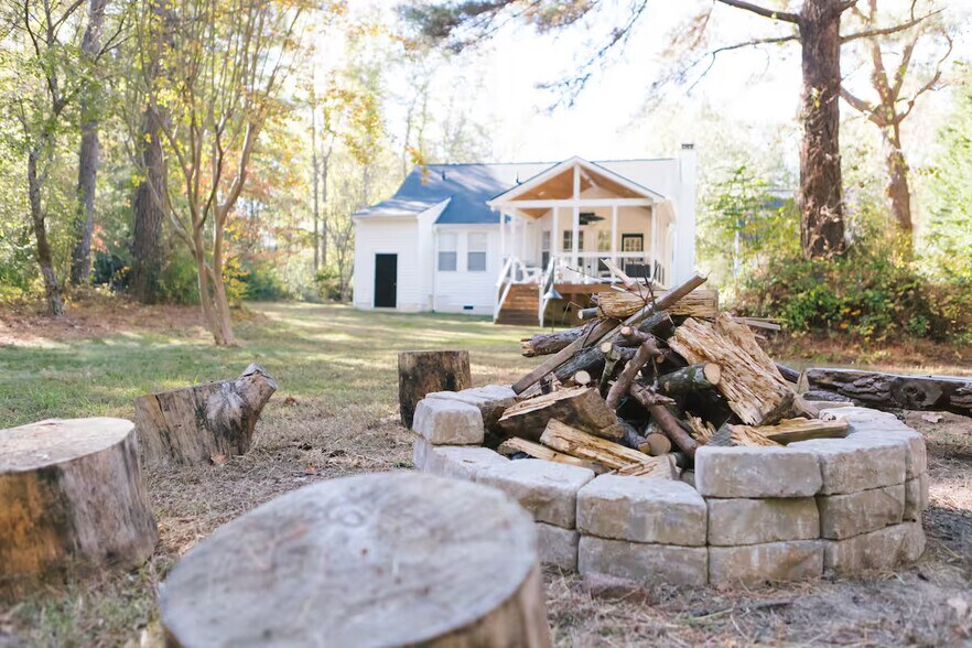 Building Photo - Room in House on Sandy Pines Dr