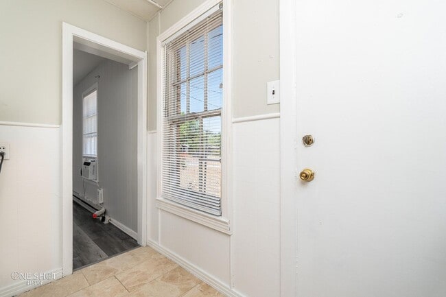 Building Photo - 1725 Ave D