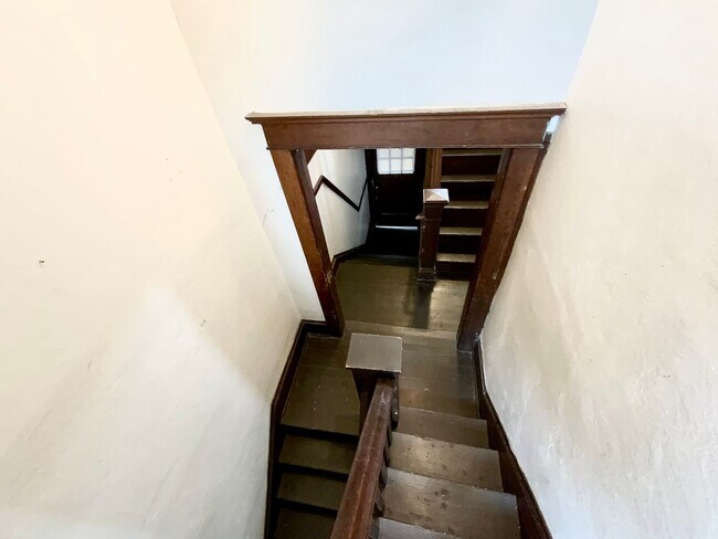 Building Photo - Unique Vintage 1 Bedroom 1 Bath Apartment ...
