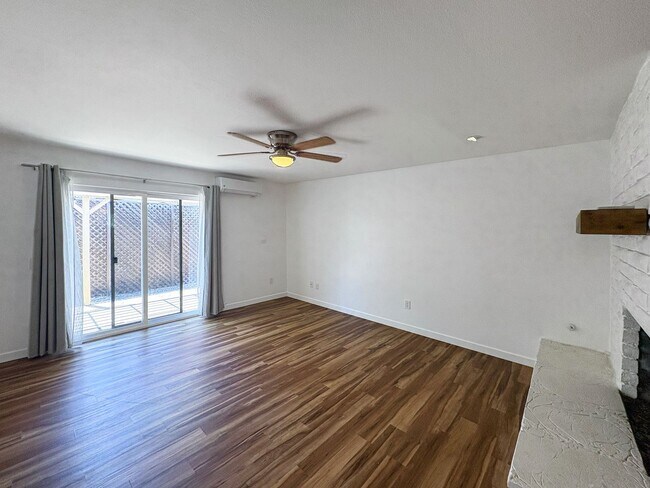 Building Photo - Beautifully Maintained 2B/2BA in Central E...