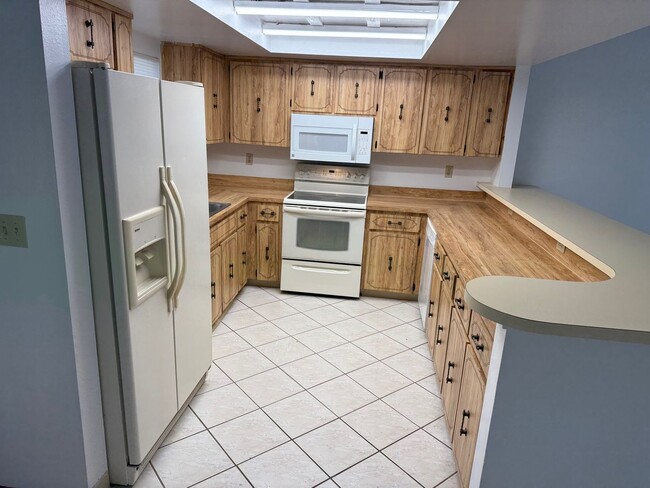 Building Photo - NICE TWO BEDROOM TWO BATH HOME IN GREAT NEIGHBORHOOD !!!!