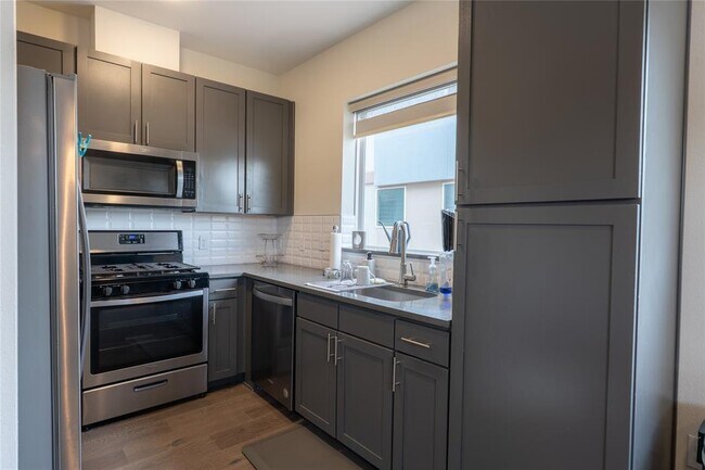 Building Photo - 2827 Manor Rd