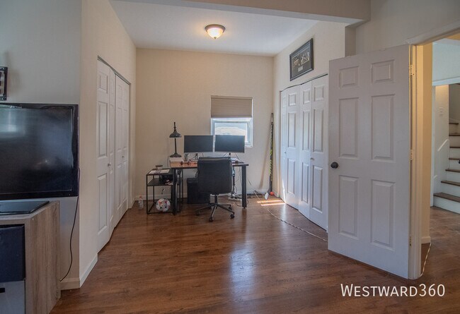 Building Photo - 1709 W Barry Ave