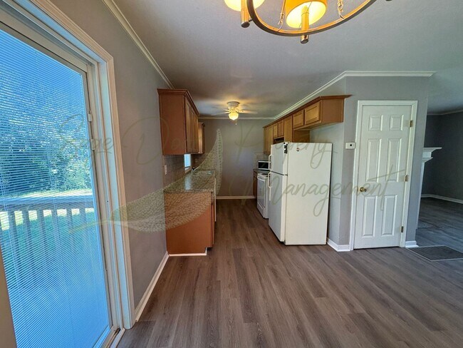 Building Photo - BRAND NEW FLOORING THROUGHOUT!!!