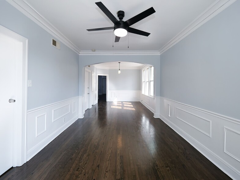 Ceiling fan in living room - 5351 S Laflin St
