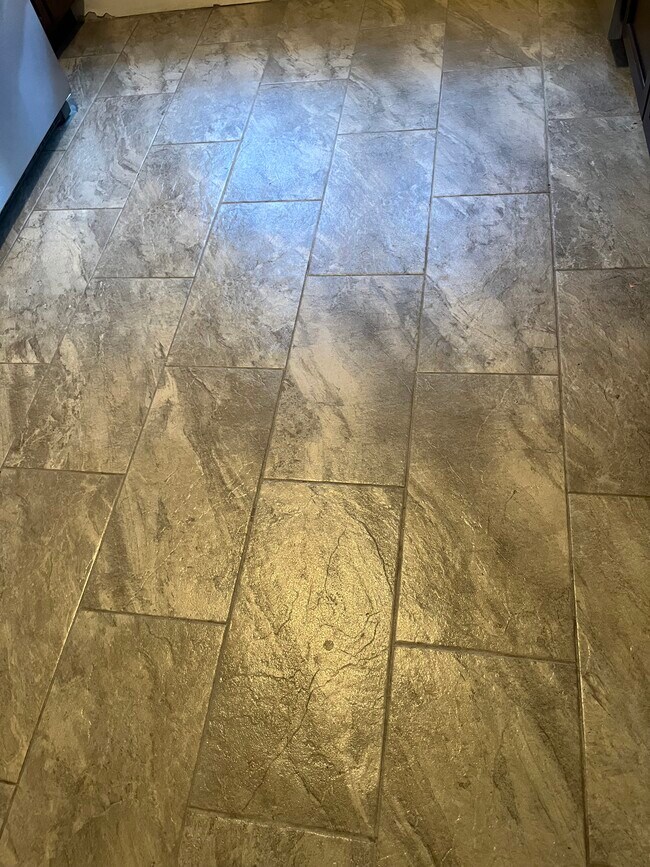 Granite kitchen floor - 1025 Maryland St