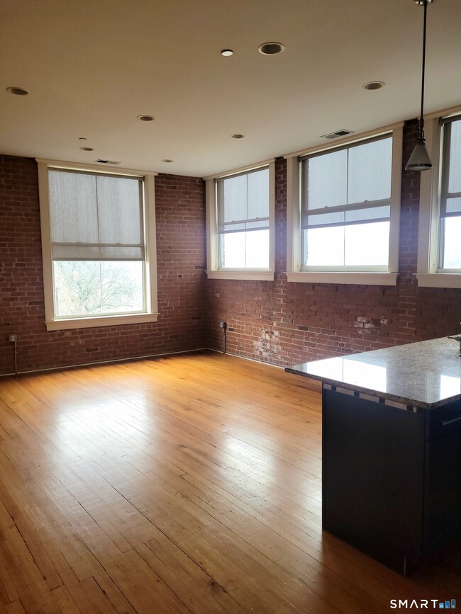 Building Photo - 14-16-16 N Main St