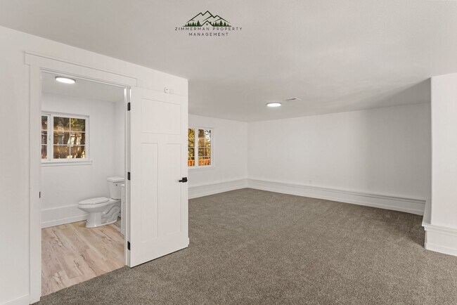 Building Photo - 4 bedroom 2.5 bathroom home with Panoramic views!