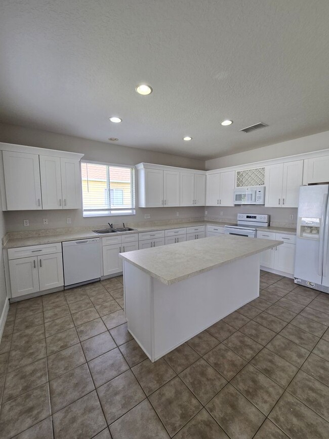 Building Photo - Beautiful 3BD / 2BA Home in Gated Communit...