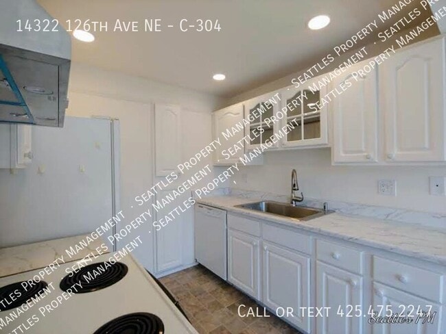 Building Photo - Top Floor 2 Bedroom Condo- with Vaulted Ce...