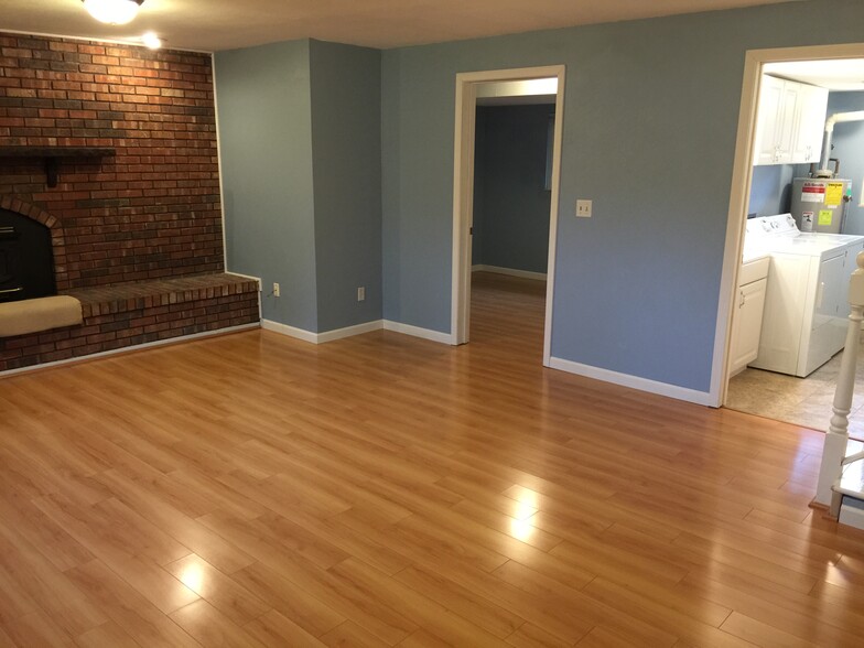 Family room - 304 Emily Cir
