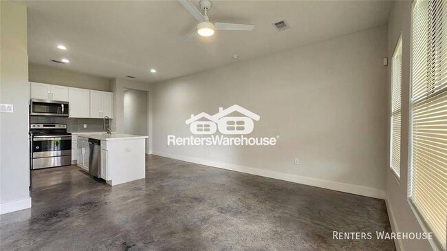 Building Photo - Modern, stylish 3 story condo with a priva...