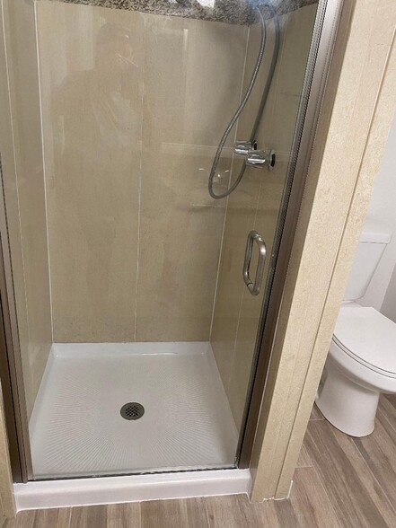 Walk-in Shower - 17200 Newhope St