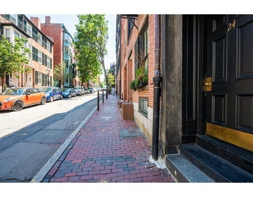 Building Photo - 20 Joy St