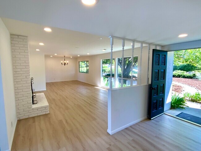 Building Photo - 915 Ranch View Ln