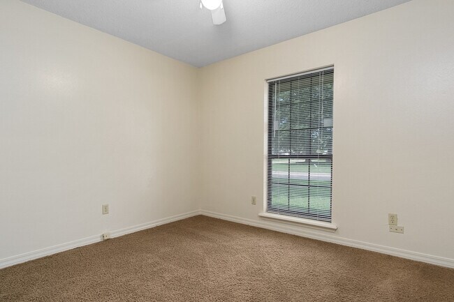 Building Photo - 5602 Pampus Ln