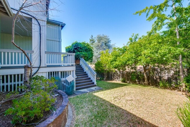 Building Photo - Large 3,767 sqft home on a 10,000 sqft lot- 2 bed located on 1st floor w/ separate entrance - Top...