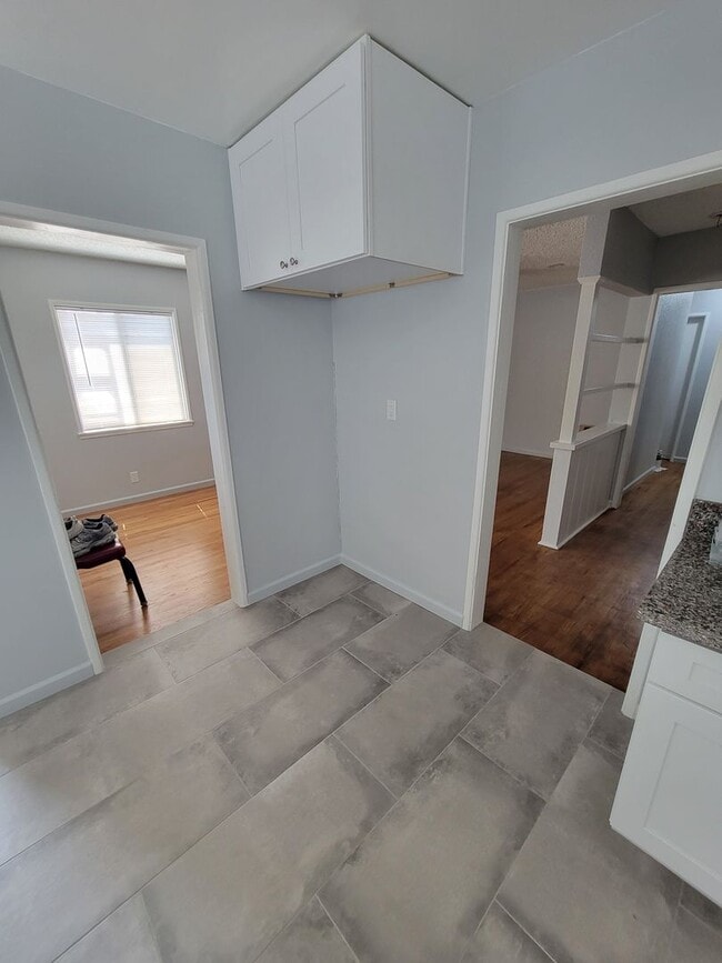 Building Photo - Large 3 bedroom 1 bath house for rent.