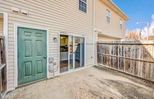 Building Photo - 2335 Vineyard Dr