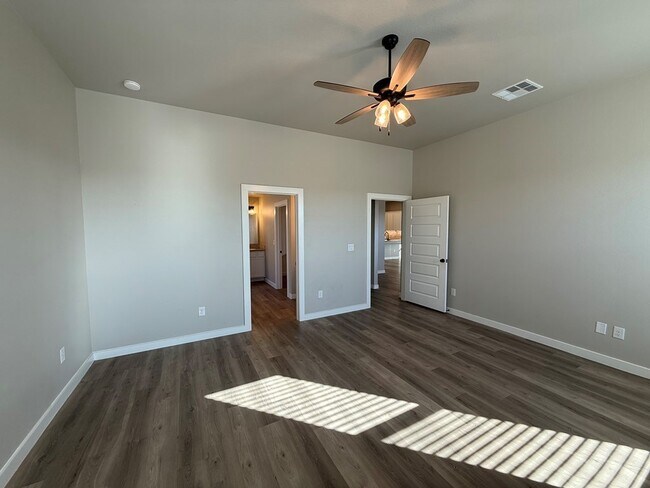 Building Photo - 6101 Poppy Dr