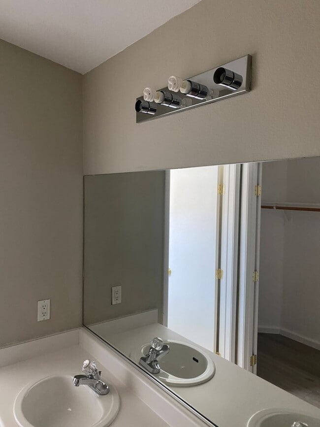 Building Photo - Remarkable totally renovated 2bed 2bath townhome is SW Las Vegas