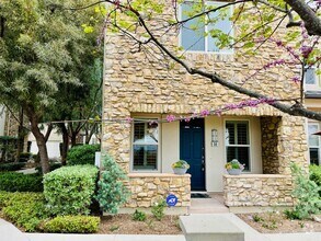 Building Photo - $3995.00 / 1600 sq.ft - 3 bdrm/2.5 bth Van...