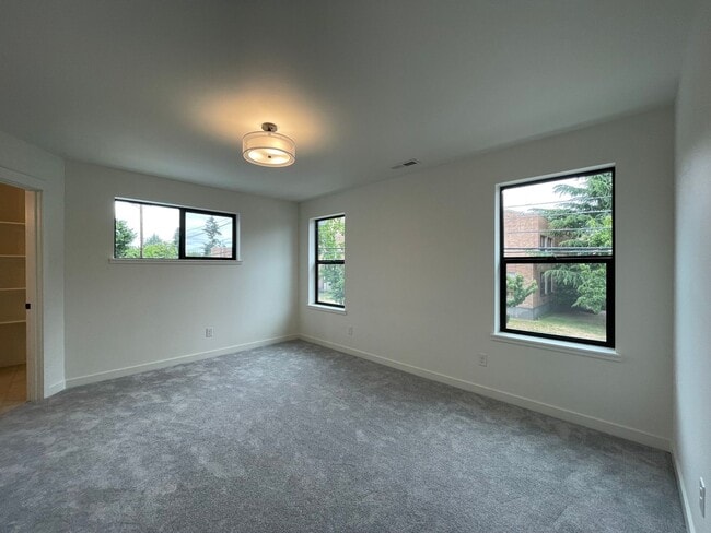 Building Photo - 4Bd/2.5Ba Corner Home in Desireable Portsmouth Neighborhood ~ Newly Built, Quartz Countertops, Si...