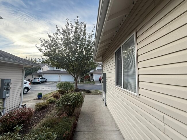 Building Photo - 1608 Hollow Dale Pl
