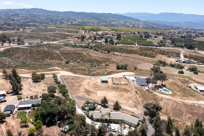 Building Photo - RANCH STYLE POOL HOME ON 2+ ACRES IN THE H...
