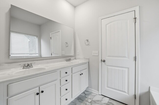 Building Photo - 520 Edgemore Rd