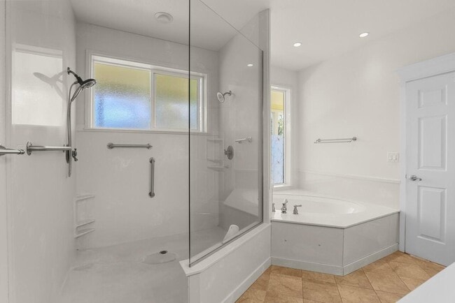 Building Photo - 6400 Rogue River Dr