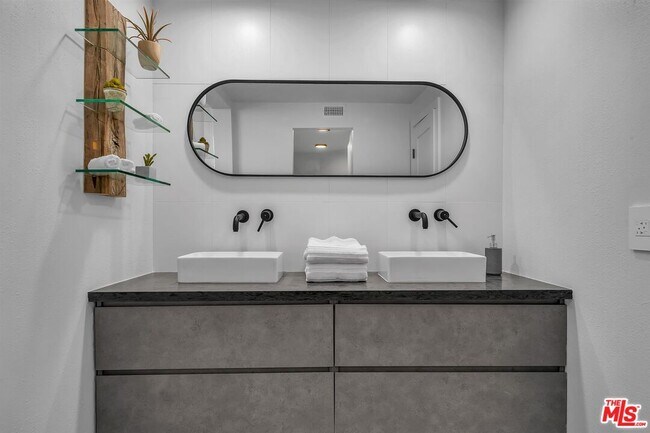 Building Photo - 1412 N Crescent Heights Blvd