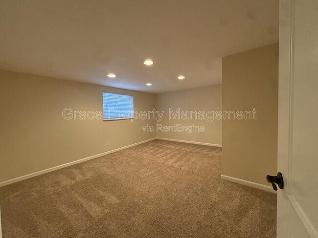 Building Photo - 3183 Vaughn St