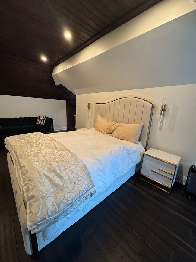 Building Photo - Spacious 4bed/ 3bath home located in the heart of Uptown - Partially furnished ***