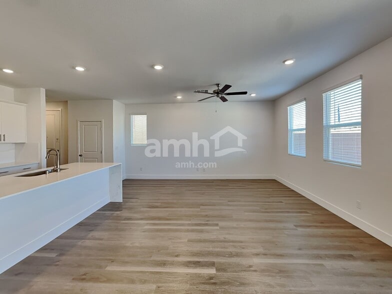 Building Photo - 11083 S Sanaco Ct
