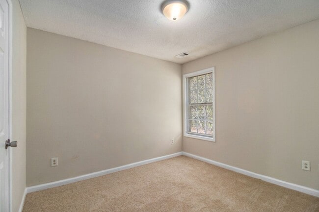 Building Photo - 3 Bedroom 2.5 Bath House