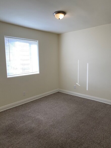 Building Photo - 1454 S Cloverdale Ave